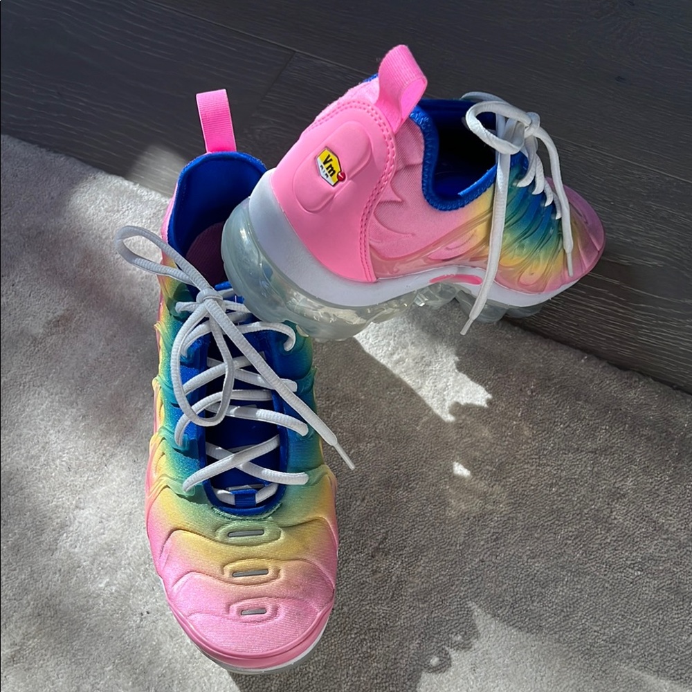 Nike Vapormax Plus Pink and Blue Athletic Shoes with Ribbed Design